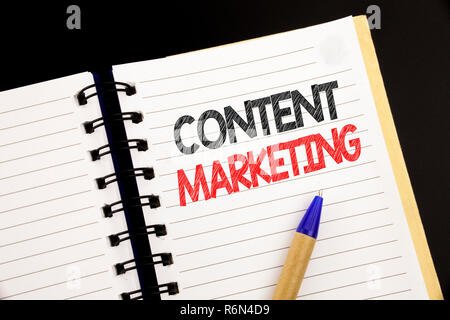 Annuncio della scrittura testo che mostra i contenuti di marketing. Il concetto di business per i media online Plan scritto su blocco note con copia spazio su legno vecchio sfondo di legno con marcatore Foto Stock