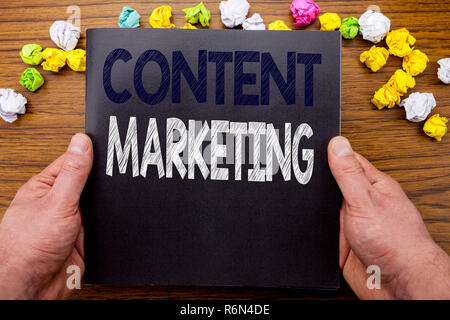 Word, scrittura di contenuti di marketing. Il concetto di business per i media online Plan scritto sul notebook notepad libro sul legno in legno con uno sfondo imprenditore man mano e dito. Foto Stock