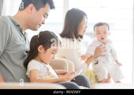 Felice famiglia asiatica lifestyle Foto Stock