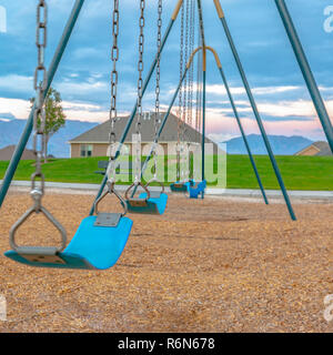 Swing blu con case di montagna e vista dal cielo Foto Stock