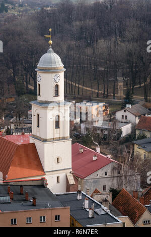 Alta torre dell'orologio del Saint Jadwiga chiesa cattolica in Bolkow Foto Stock