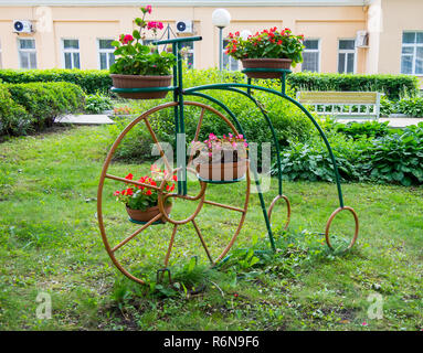 Flower stand nel parco realizzato nella forma di una bicicletta Foto Stock