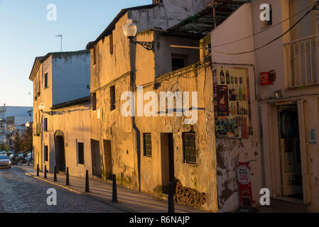 MERIDA, BADAJOZ, Spagna - 23 novembre 2018: case fatiscenti al tramonto Foto Stock