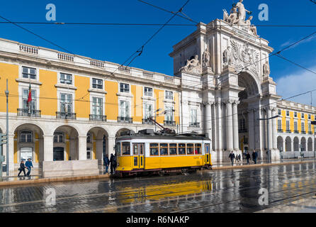 Lisbona, Portogallo - 21 novembre 2018: Lisbona tram giallo sul modo di Commerce Square nella città vecchia Foto Stock