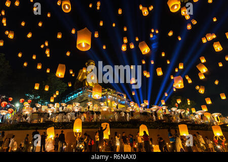 LAMPHUN, Thailandia - NOV 22: Yee Peng Festival, Loy Krathong celebrazione e lanterne galleggianti in Lamphun, in Thailandia il 22 novembre 2018