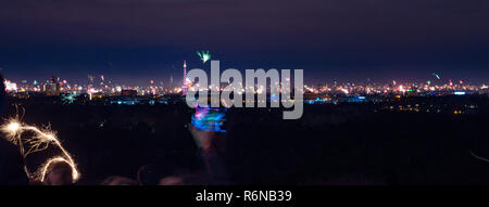 Panorama di Berlino di notte. Capodanno fuochi d'artificio Foto Stock