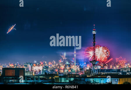 Panorama di Berlino di notte. Capodanno fuochi d'artificio Foto Stock