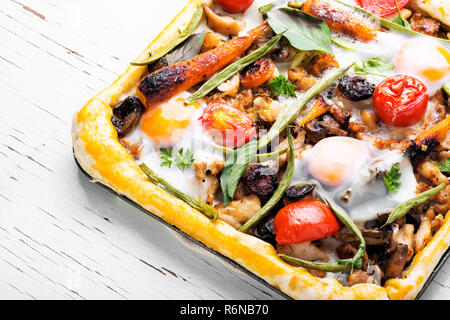 In casa torta aperto con verdure fresche.torta vegetale Foto Stock