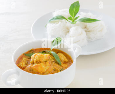 Polpa di granchio curry con riso noodle Foto Stock