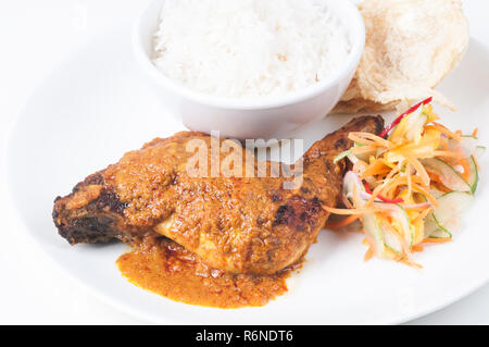 Classic Rendang di pollo con riso e verdure sottaceti Foto Stock