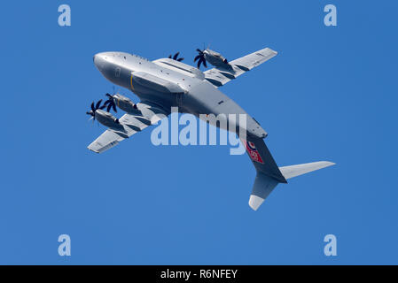 Airbus A400M Atlas aereo da trasporto invertito in cima al loop al Royal International Air Tattoo, RIAT, RAF Fairford Air Show. Logo RAF100 Foto Stock