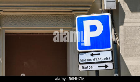 Blu segno parcheggio riservato per la polizia Foto Stock