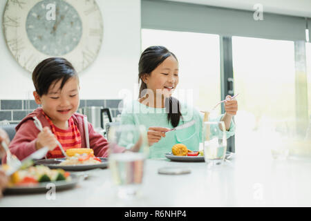 I fratelli che godono di friggere la cena Foto Stock