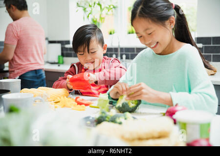 I bambini aiutano a preparare la cena Foto Stock