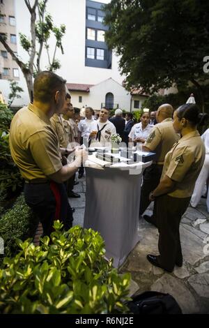 Marines e frequentare i marinai della marina degli Stati Uniti League Sailor e marine dell'anno a Madrid, Spagna, 24 maggio 2017. La Marina degli Stati Uniti League onora uno marinaio, un servizio via mare marinaio, e uno Marine ogni anno da ospitare una cerimonia presso la residenza del Vice Capo della Missione degli Stati Uniti Ambasciata. Foto Stock