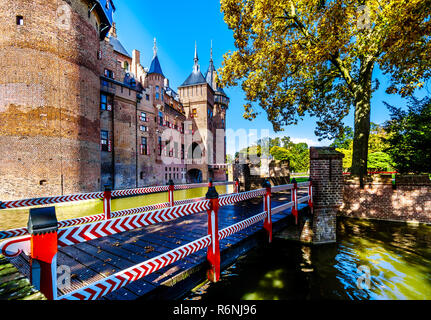 Magnifico Castello De Haar circondato da un fossato e splendidi giardini. Un castello del XIV secolo completamente ricostruire nel tardo XIX secolo in Olanda Foto Stock