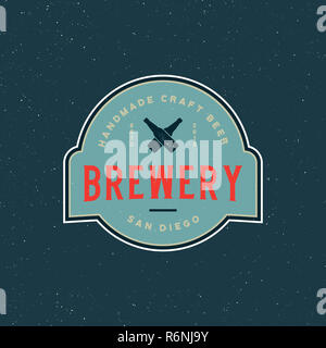 Birreria vintage logo in stile retrò birra emblema. illustrazione vettoriale Foto Stock