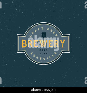 Birreria vintage logo in stile retrò birra emblema. illustrazione vettoriale Foto Stock