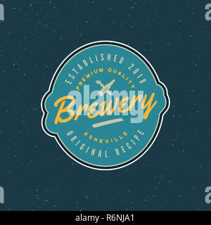 Birreria vintage logo in stile retrò birra emblema. illustrazione vettoriale Foto Stock