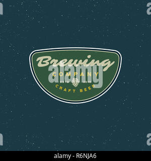 Birreria vintage logo in stile retrò birra emblema. illustrazione vettoriale Foto Stock