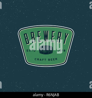 Birreria vintage logo in stile retrò birra emblema. illustrazione vettoriale Foto Stock