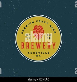 Birreria vintage logo in stile retrò birra emblema. illustrazione vettoriale Foto Stock