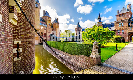 Magnifico Castello De Haar circondato da un fossato e splendidi giardini. Un castello del XIV secolo completamente ricostruire nel tardo XIX secolo in Olanda Foto Stock