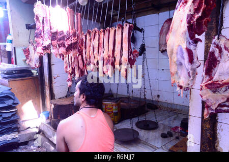 Burrabazar, Calcutta, India Maggio, 2017: un venditore è la vendita di crudo fresco di carne rossa. Negozio di macellaio per display. Burrabazar ( Bara Bazaar) è un marketplace Foto Stock