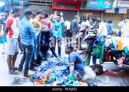 Burrabazar, Calcutta, India Maggio, 2017: un venditore è la vendita di panni colorati nella strada del mercato. Burrabazar (Bara Bazaar) è un mercato per i filati Foto Stock