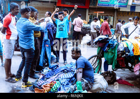 Burrabazar, Calcutta, India Maggio, 2017: un venditore è la vendita di panni colorati nella strada del mercato. Burrabazar (Bara Bazaar) è un mercato per i filati Foto Stock