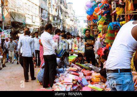 Burrabazar, Calcutta, India Maggio, 2017: un venditore è la vendita di articoli in materiale plastico nella strada del mercato. Burrabazar (Bara Bazaar) è un mercato per i polimeri Foto Stock