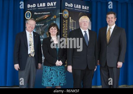 James MacStravic, Vice Assistente Segretario della Difesa per la guerra tattico sistemi; Maria Miller, deliberando Assistente Segretario della Difesa per la ricerca e l'ingegneria; Dr. Andrew Guenthner, principal engineer con la Air Force Research Laboratory di sistemi aerospaziali direzione a Edwards AFB, California; e Dale Ormond, Direttore Principale, ricerca, nell'ufficio dell'Assistente Segretario della Difesa (ricerca e ingegneria), si riuniscono per un'immagine seguente il dott. Guenthner del riconoscimento come scienziato DoD del trimestre (Q2 2016) durante la cerimonia di apertura del 2017 DoD Lab il giorno 18 Maggio presso il PE Foto Stock