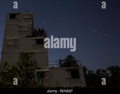 Campo HURLBURT, Fla. (2 maggio 2017) Guarnizione ai membri del team di condurre una prova di concetto test di sviluppo con un in acqua drone di ricognizione durante l'esercizio TRIDENT 17 sul campo Hurlburt, Fla. TRIDENT 17 è Naval Special Warfare's premiere comune di evento di formazione che comprende diverse forze per le operazioni speciali e militare convenzionale partecipanti nonché i paesi partner e le agenzie partner per creare effetti realistici, combinato a scenari di sforzo per unità operative. Foto Stock