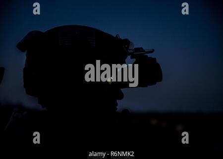 Campo HURLBURT, Fla. (2 maggio 2017) Guarnizione ai membri del team di condurre una prova di concetto test di sviluppo con un'acqua drone di ricognizione durante l'esercizio TRIDENT 17 sul campo Hurlburt, Fla. TRIDENT 17 è Naval Special Warfare's premiere comune di evento di formazione che comprende diverse forze per le operazioni speciali e militare convenzionale partecipanti nonché i paesi partner e le agenzie partner per creare effetti realistici, combinato a scenari di sforzo per unità operative. Foto Stock