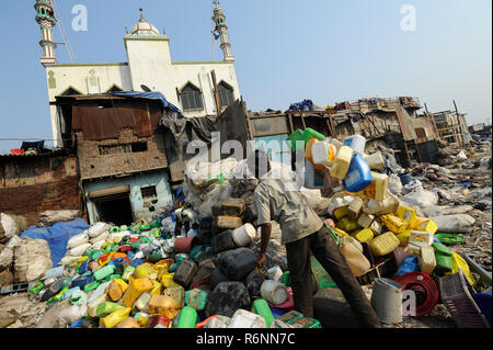 11.12.2011, Mumbai, Maharashtra, India, Asia - un uomo è l'ordinamento di recipienti in plastica per il riciclaggio in Mumbai della baraccopoli di Dharavi. Foto Stock