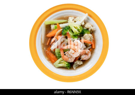 Stir-Gamberi fritti con verdure miste sul piatto su sfondo bianco Foto Stock