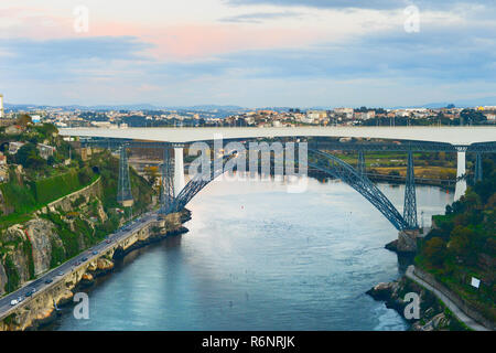Infante ponte sopra il fiume Douro a Porto, Portogallo Foto Stock