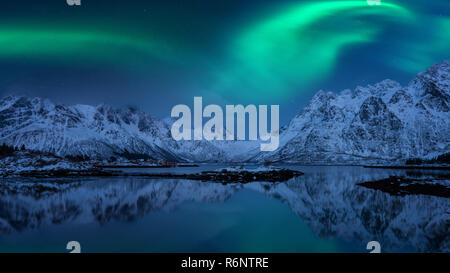 Ampio panorama, vista panoramica di Northern Lights, Aurora boreale, isole Lofoten in Norvegia. Notte incredibile paesaggio invernale Foto Stock