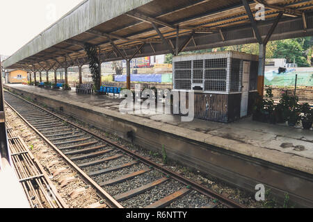 Stazione ferroviaria durante il più bel viaggio in treno. Treni da Foto Stock