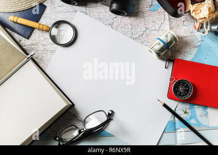 Attrezzature di viaggio sullo sfondo Foto Stock