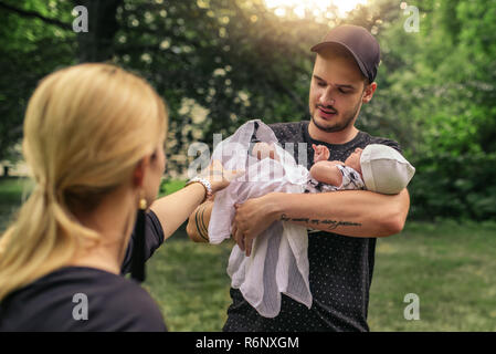 Amare i genitori godendo una giornata fuori con il loro bambino Foto Stock