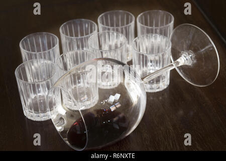 Wineglass capovolta con i resti del vino all'interno Foto Stock