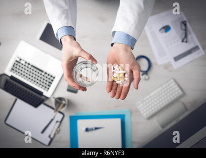 Medico dando un sacco di pillole Foto Stock