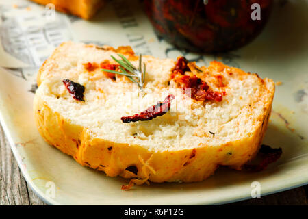 Rosmarino parmigiano Pomodori pane cotto nella macchina del pane. stile rustico.Il fuoco selettivo Foto Stock