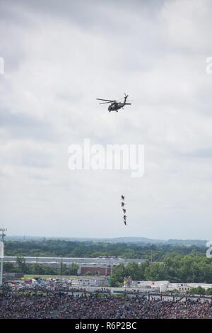 Soldati con la 101ª Divisione aviotrasportata condotta a Spies e patatine fritte manifestazione aerea durante la pre-gara eventi a Indy 500 su 28 Maggio, 2017. Foto Stock