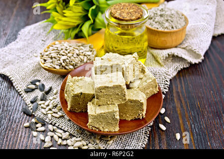 Halva nella piastra con semi a bordo Foto Stock