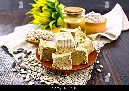 Halva nella piastra sul bordo scuro Foto Stock