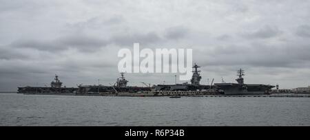 NORFOLK, Virginia (22 maggio 2017) La portaerei USS Abraham Lincoln (CVN 72), USS George Washington (CVN 73), USS Dwight D. Eisenhower CVN (69) (IKE) e pre-commissioning unità Gerald Ford (PCU 78) sit pier lato alla stazione navale di Norfolk. Ike è attualmente pier lato durante la fase di supporto della flotta ottimizzato il piano di risposta (OFRP). Foto Stock