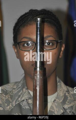 Il cerimoniale guardsman Senior Airman Shawnell Curry dimostra un risoluto cuscinetto cuscinetto mentre il suo fucile in corrispondenza della posizione di attenzione Martedì, 30 maggio 2017, presso il teatro di base in una località segreta nel sud-ovest Asia.. Curry è un reservist distribuito dal trentesimo porta antenna squadrone a Charleston Air Force Base, S.C. Foto Stock