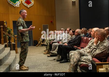 Maxwell AFB, Ala. - US Marine Corps Generale Joseph F. Dunford, Jr., XIX Presidente del Comune di capi di Stato Maggiore, indirizzi comuni e studenti internazionali che frequentano l'Università dell'aria dell'aria del Collegio di guerra, 3 maggio 2017. Foto Stock